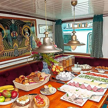 Hotelboat *