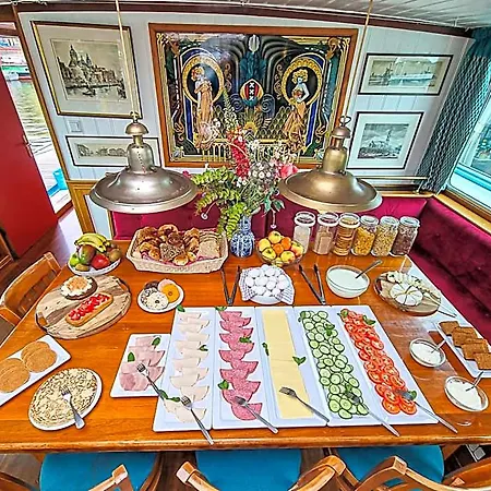 Hotelboat *